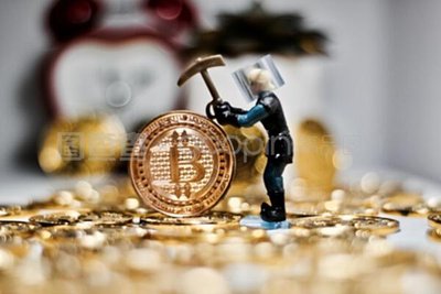 A visual breakdown of Bitcoin mining rigs in action, highlighting efficiency gains for German beginners